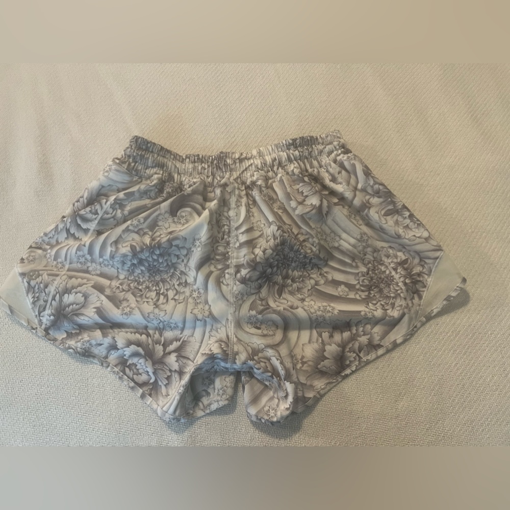 Lululemon hotty hot shorts size 4, 4 inch inseam